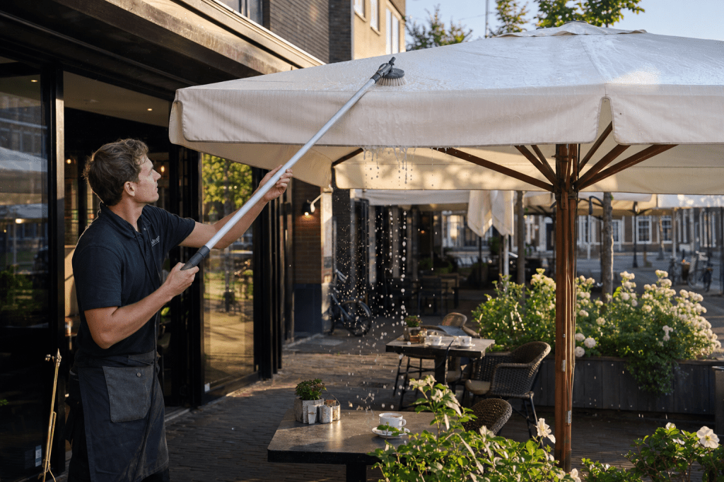 Hoe onderhoud en reinig je een horeca parasol zodat het doek langer meegaat en schimmel- of verkleuring wordt voorkomen?