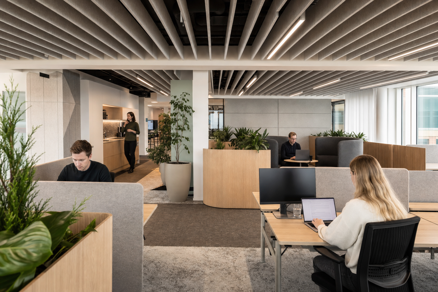 Akoestische werkplek in modern open kantoor